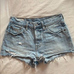 Levi shorty shorts ☀️